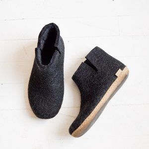 charcoal glerups booties, size 6